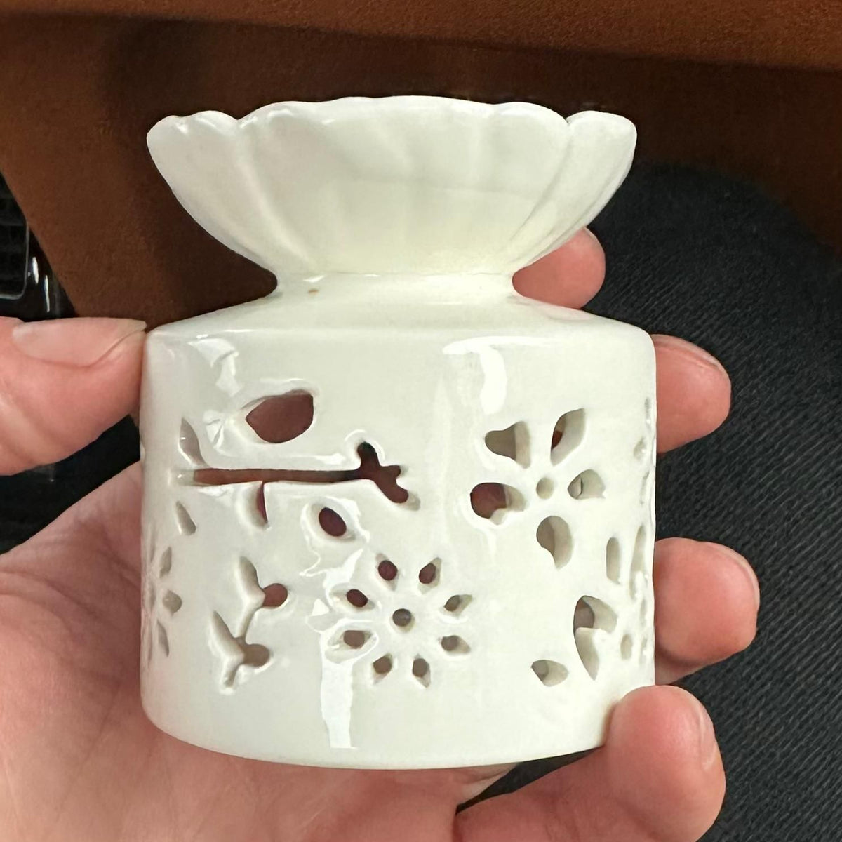 Quemador de aceites de ceramica · Blanco floral